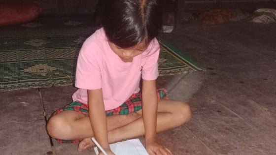 'Gồng gánh' nuôi cháu học giỏi, ông ngoại ước mơ về một chiếc bàn học 