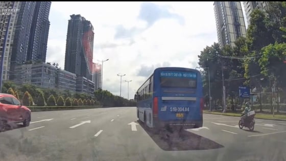 Xe buýt dừng giữa đường Võ Nguyên Giáp đón khách, Trung tâm Quản lý Giao thông công cộng TP.HCM nói gì?