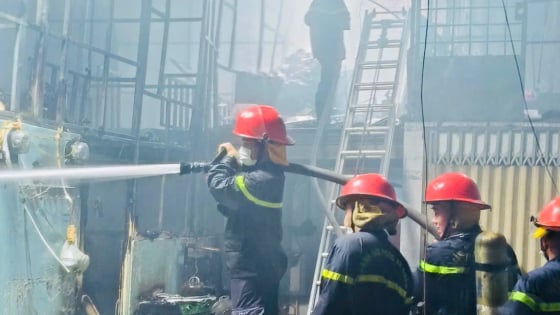 Cháy nhà trọ trên đường Đỗ Mười (quốc lộ 1A), thiệt hại tài sản lớn, kẹt xe nghiêm trọng
