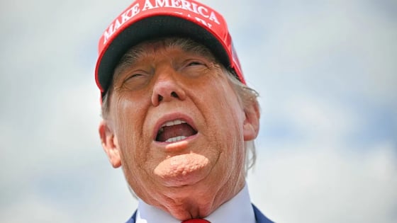 Bị Iran đe dọa ám sát khi đang tắm nắng tại tư dinh, ông Trump lập tức đáp trả cực gắt