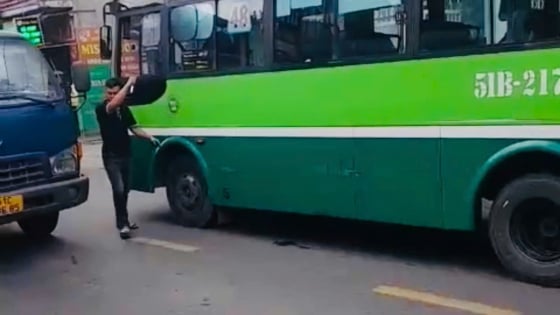 Mâu thuẫn giao thông, tài xế xe buýt bị nam thanh niên lái xe tải cầm hung khí đe dọa, cầm đá đập vào đầu 