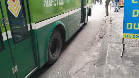 
Vụ tài xế xe buýt bị nam thanh niên lái xe tải cầm hung khí đe dọa: Triệu tập 2 tài xế, dựng lại hiện trường