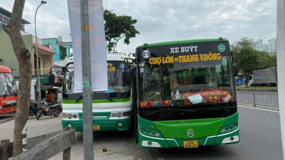 Tây Ninh: Hai xe buýt giành rước khách, ép nhau văng lên vỉa hè