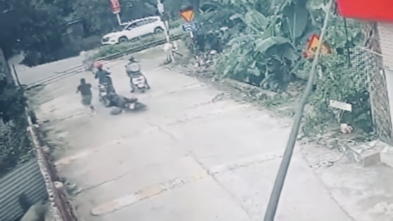 Chàng trai Hải Phòng vứt cả xe máy, lao mình giành lại bé trai trước mũi tàu