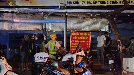 Gây náo loạn trạm kiểm tra nồng độ cồn tại Bà Điểm, 4 người bị đưa về trụ sở công an giữa đêm