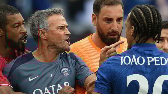 HLV Luis Enrique tát Joao Pedro sau trận chung kết FIFA Club World Cup 2025™