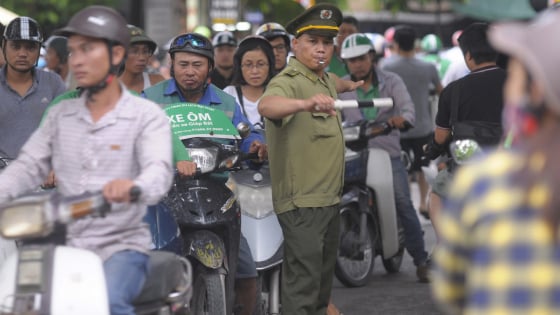 Hà Nội hỗ trợ người dân như thế nào khi cấm xe máy chạy xăng vào Vành đai 1?