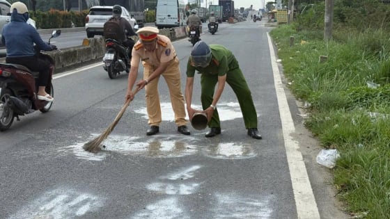 
Người đàn ông phun sơn dòng chữ “bắn tốc độ” lên đường ở TP.HCM khai gì với công an?