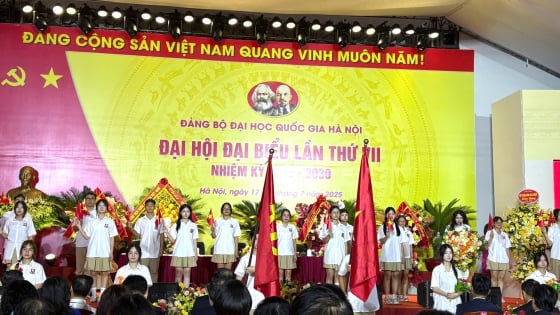 Nữ sinh xinh xắn, học giỏi phát biểu trong Đại hội Đại biểu Đảng bộ Đại học Quốc gia Hà Nội