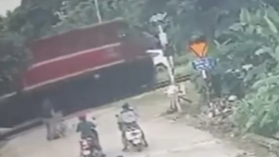 Thành đoàn Hải Phòng biểu dương nam tài xế cứu cháu bé thoát chết trước mũi tàu hỏa trong gang tấc
