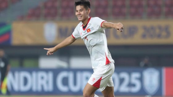 Nguyễn Hiểu Minh - trung vệ 1m84 lập cú đúp vào lưới U23 Lào, có gì đặc biệt?