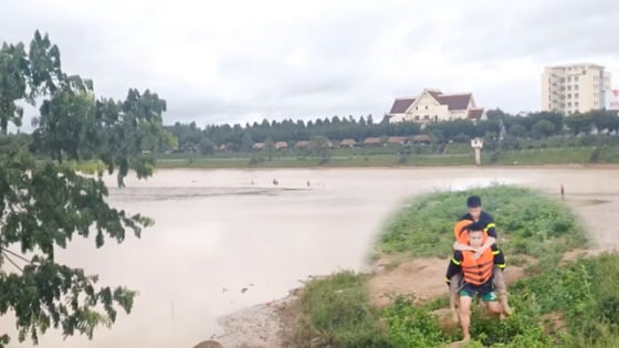 Toàn cảnh công an phía Tây Quảng Ngãi vượt dòng sông Đăk Bla cứu sống 2 người đuối nước