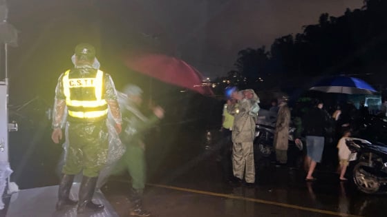 Lào Cai: Lực lượng chức năng xuyên đêm hỗ trợ người dân di dời  khỏi vùng nguy cơ sạt lở 