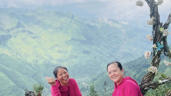 Hai cô giáo nghỉ hưu 'phi' xe máy đến quán cà phê treo giữa trời, đối mặt “khúc cua tử thần” giữa vách đá và vực sâu