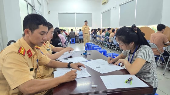Gần 60.000 hồ sơ tồn đọng, CSGT TP.HCM tăng ca đến khuya phục vụ thi sát hạch