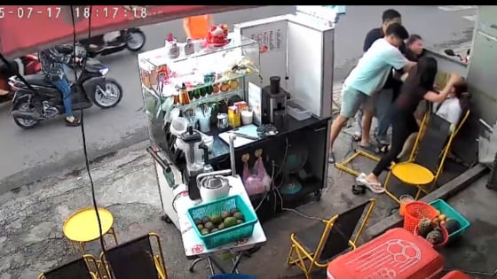 Một phụ nữ tố bị đánh hội đồng sau khi phản ánh quán ăn lấn chiếm vỉa hè
