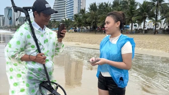 Lan tỏa hình ảnh đẹp về Đà Nẵng: Cán bộ bãi biển tìm lại tài sản bị thất lạc giúp du khách 