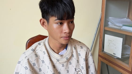 Nam thanh niên vào tiệm vàng giả vờ mua rồi cướp vàng bỏ chạy