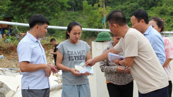 Hình ảnh xúc động tại chương trình tiếp sức người dân vùng lũ Nghệ An