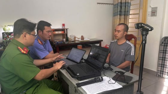 Bắt khẩn cấp thanh niên vào tiệm vàng giật nhẫn vàng rồi bỏ chạy, kéo lê nữ nhân viên