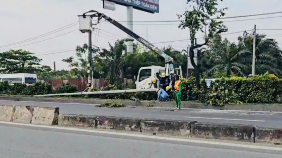 Ô tô tông gãy trụ đèn chiếu sáng, giao thông cửa ngõ Tây Bắc TP.HCM ùn ứ kéo dài