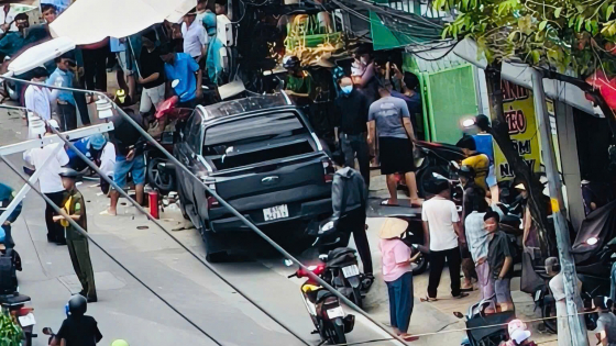 Xe bán tải tông trụ điện, va chạm xe máy ở đường Võ Văn Ngân, phường Thủ Đức, 2 người nhập viện 