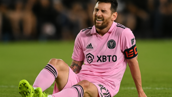 SỐC: Messi chấn thương, rời sân chỉ sau 11 phút, Inter Miami lo sốt vó