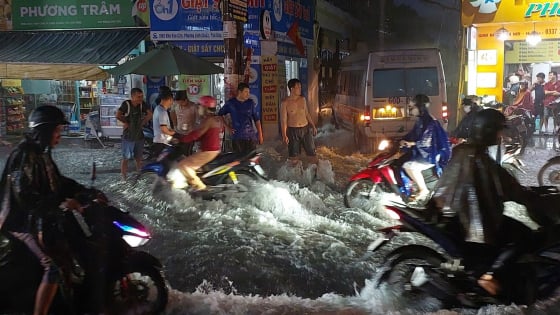 Nước tràn vào nhà ngập ngang đầu gối sau mưa lớn ở TP.HCM