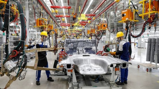 Ngành sản xuất Việt Nam phục hồi bất chấp xuất khẩu bị ảnh hưởng bởi thuế quan của Mỹ