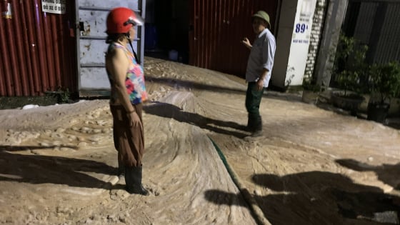 Bùn nhão bất ngờ phun trào tại ngõ Núi Trúc, phường Giảng Võ (Hà Nội)