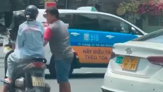 Tài xế taxi công nghệ giật chìa khóa xe máy của một cô gái sau va chạm ở Hồ Con Rùa