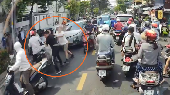 TP.HCM: 3 người đàn ông và 1 phụ nữ ẩu đả, gây náo loạn trên đường 