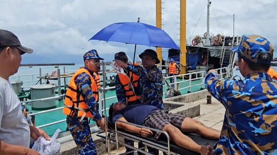 Khánh Hòa: Hải đoàn 129 cấp cứu ngư dân khi đánh bắt hải sản trên biển