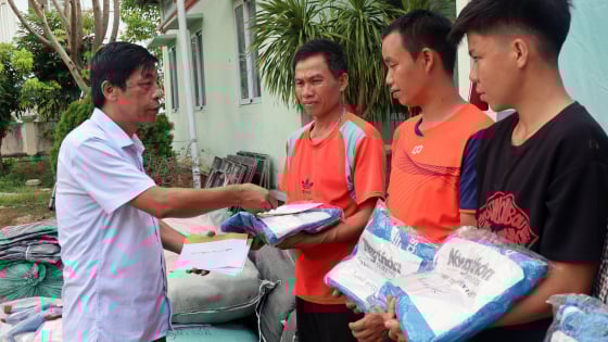 Trao yêu thương, san sẻ khó khăn cùng người dân Chiềng Sơ (Sơn La) sau trận mưa lũ lịch sử