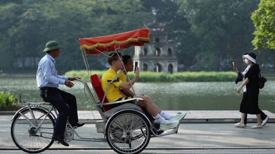 Hà Nội “thật kỳ lạ và tuyệt vời” trong mắt nhà báo Anh
