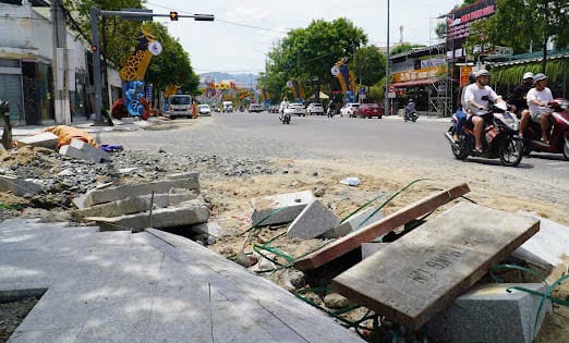 Phường Nha Trang: Đẩy nhanh tiến độ dự án nâng cấp, cải tạo vỉa hè và xây dựng mới công trình đường Lê Thánh Tôn 