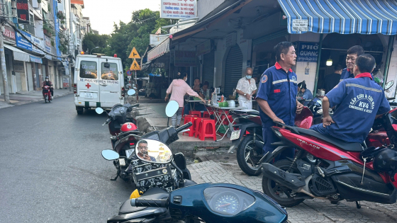 Người đàn ông tử vong trên ghế bố ở chợ Bàu Cát