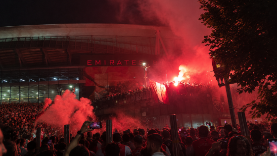 Người hâm mộ Arsenal ăn mừng cuồng nhiệt, đốt pháo sáng quanh sân Emirates
