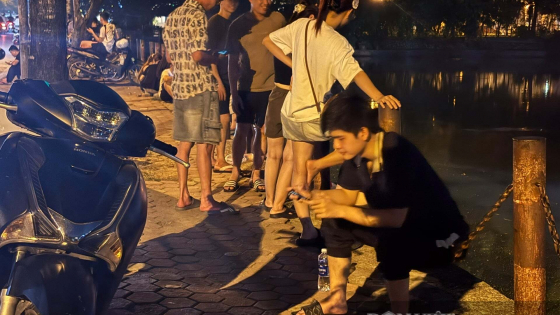 Mất điện giữa đêm nóng kỷ lục, người Hà Nội vật vờ ven hồ hóng gió