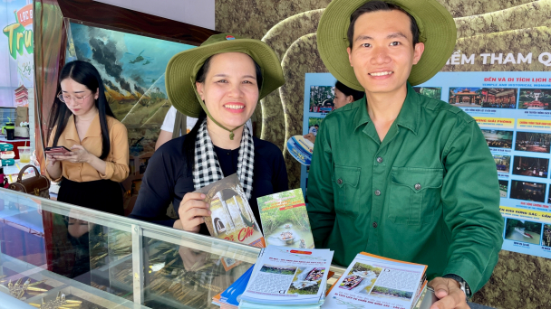 Khách thích thú chui địa đạo dài 250km ngay trung tâm TP.HCM