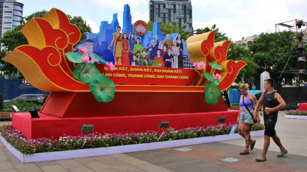 Đường phố Hà Nội, TP Hồ Chí Minh được “nhuộm đỏ' trước đại lễ 30/4, khách nước ngoài bất ngờ