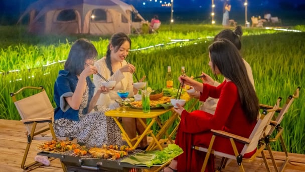 Đang lạ ở Quảng Bình, ban đêm đồng lúa sáng trưng, người thiên hạ ra ngồi 'hóng mát, nhâm nhi cà phê sành điệu'