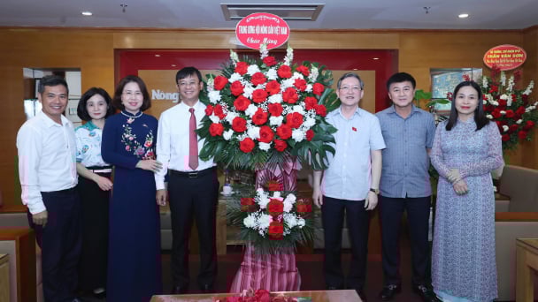 Chủ tịch Hội Nông dân Việt Nam Lương Quốc Đoàn chúc mừng Báo Nông thôn Ngày nay/Dân Việt nhân ngày 21/6 