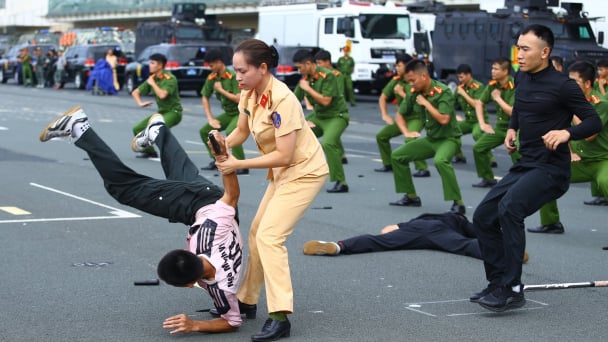 Mãn nhãn màn biểu diễn võ thuật tình huống giả định trấn áp tội phạm của Công an nhân dân