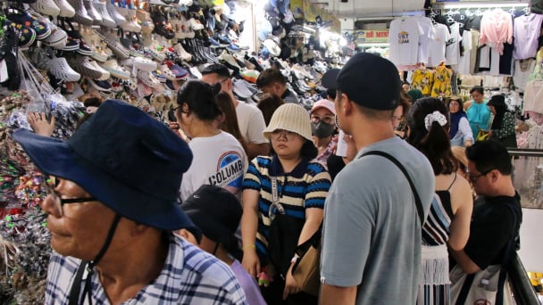 Đà Nẵng: Khách Hàn đổ bộ chợ du lịch nổi tiếng, tiểu thương vui ra mặt