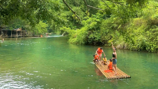 Chảy từ tỉnh Hòa Bình cũ (Phú Thọ mới) sang tỉnh Thanh Hóa thì mang tên sông Ngang, tắm mát trời 'ông Địa'