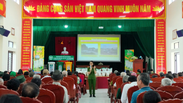 Hội Nông dân Hải Phòng phối hợp với Công an thành phố tuyên truyền cho hội viên, nông dân về phân loại rác thải