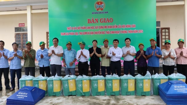 Nông dân Nam Định thu gom vỏ thuốc bảo vệ thực vật ngoài đồng, biến rác tại nhà thành phân bón