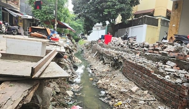 Chủ tịch Hà Nội chỉ đạo xử lý kênh ô nhiễm giữa khu dân cư quận Bắc Từ Liêm