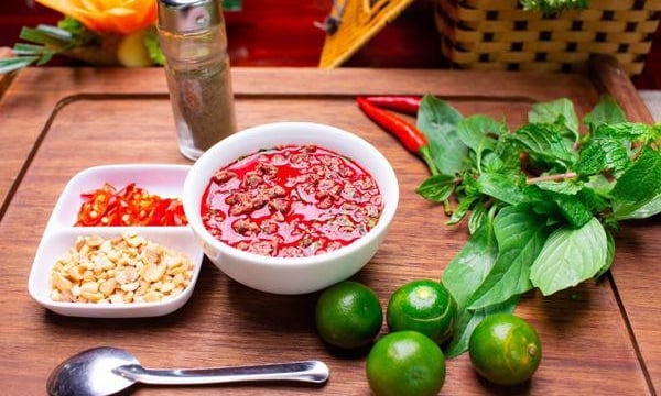 Lòng lợn, tiết canh chứa chất gì đặc biệt mà người được ăn, người không được?